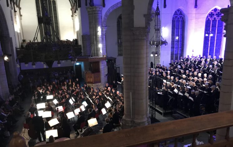 koor en orkest in kerk