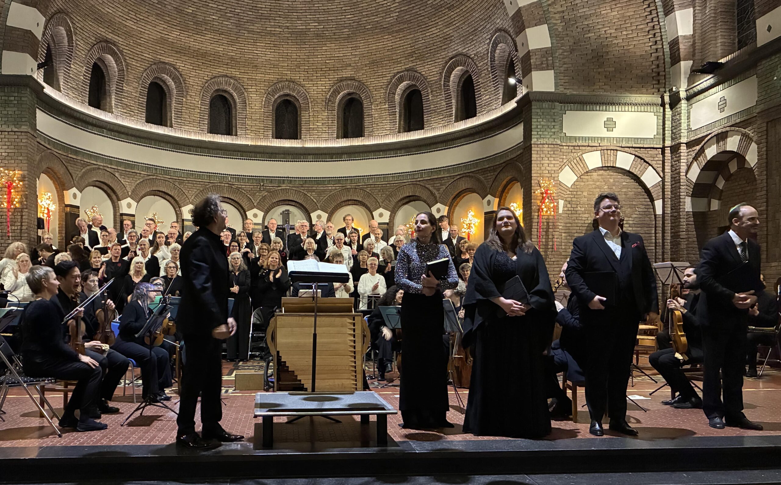 Solisten en koor nemen applaus in ontvangst