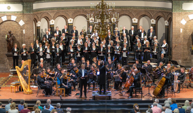 Jubilerend koor zingt sterren van de hemel